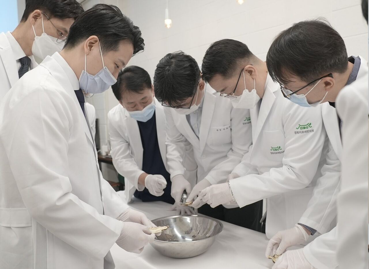 꿀로만 반죽하는 과정 — 원장들이 직접