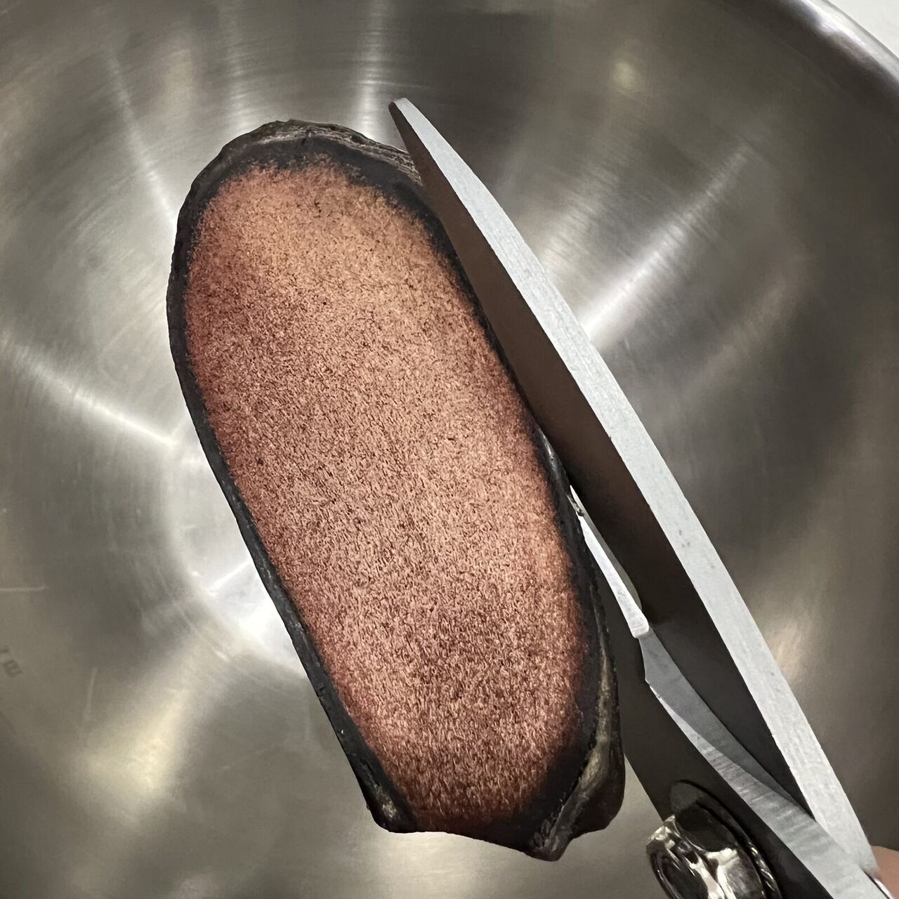 가위로 녹용의 겉 테두리를 잘라냅니다